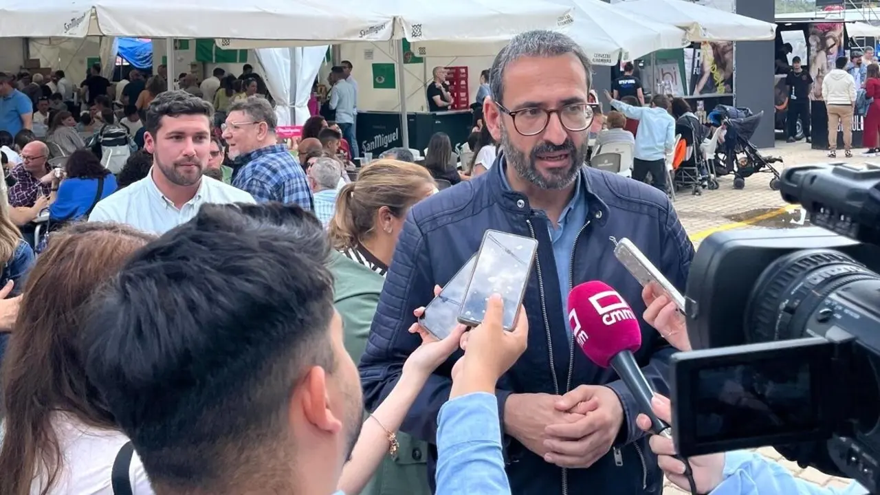 El secretario de Organización del PSOE de Castilla-La Mancha y diputado nacional, Sergio Gutiérrez, atendiendo a los medios de comunicación este jueves en Talavera de la Reina (Toledo)
