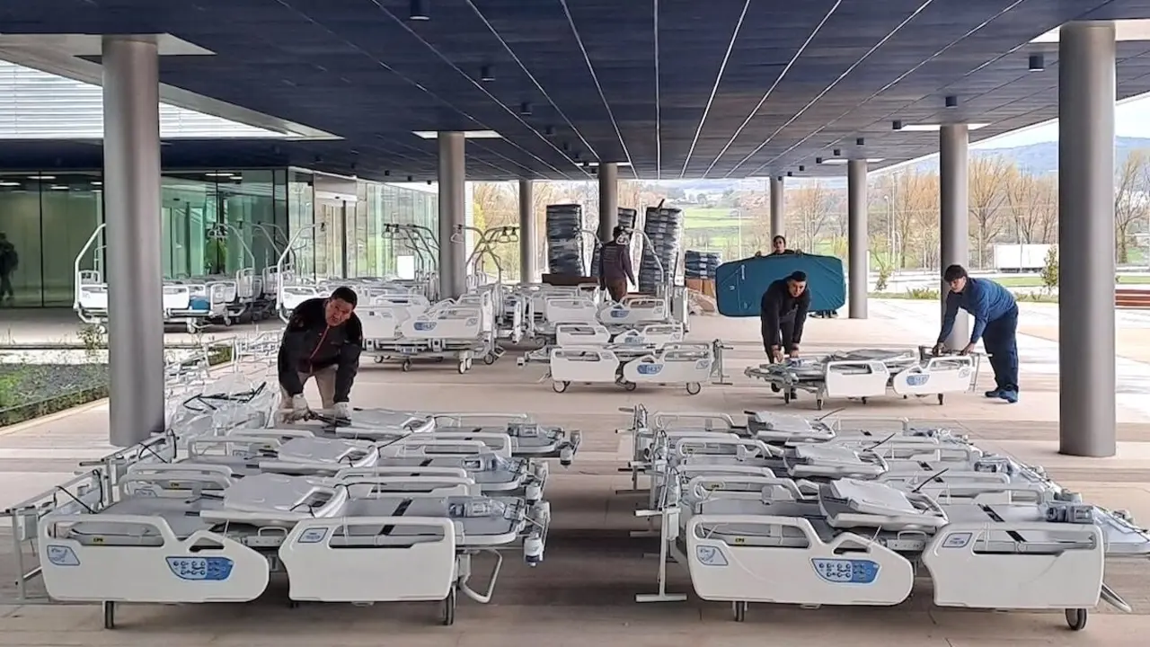 El nuevo hospital de Cuenca recibe 413 camas eléctricas y mobiliario por 2,2 millones