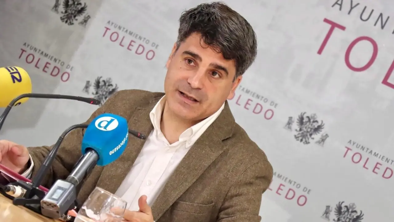 El portavoz del equipo de gobierno del Ayuntamiento de Toledo, Juan José Alcalde, durante la rueda de prensa que ha ofrecido en el Consistorio