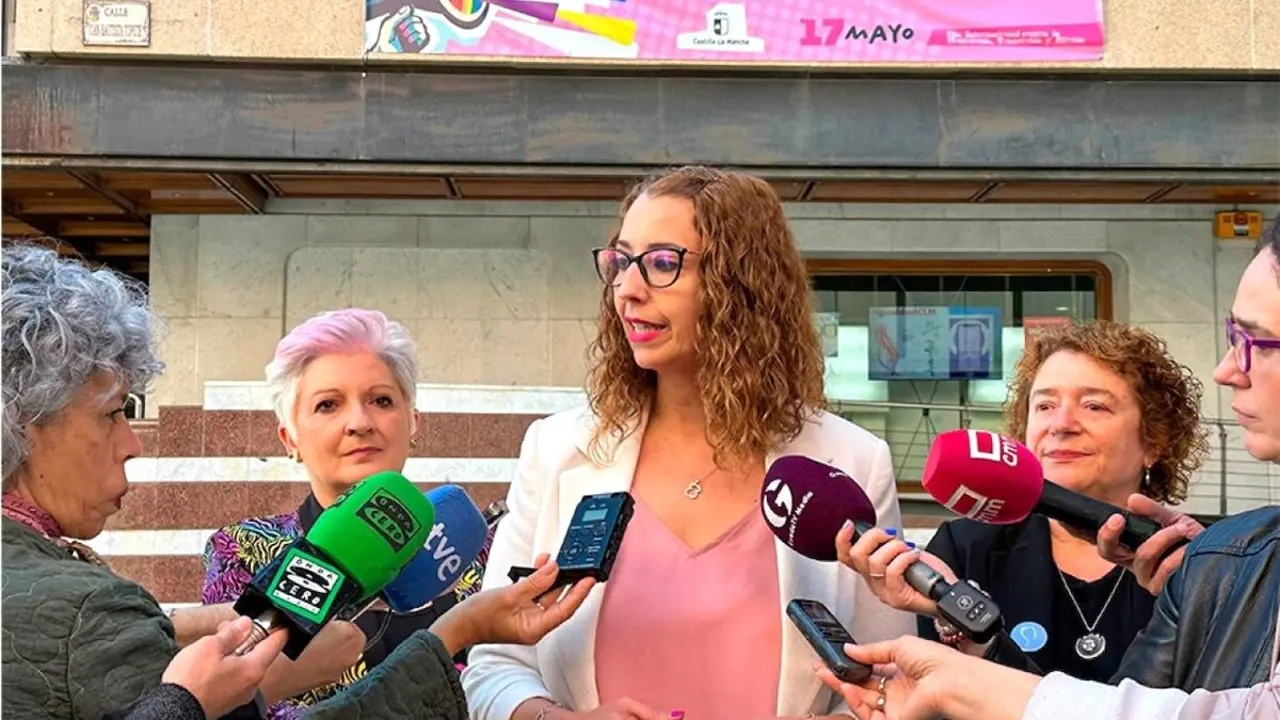 La consejera de Igualdad de Castilla-La Mancha, Sara Simón, atendiendo a los medios de comunicación este viernes en Guadalajara