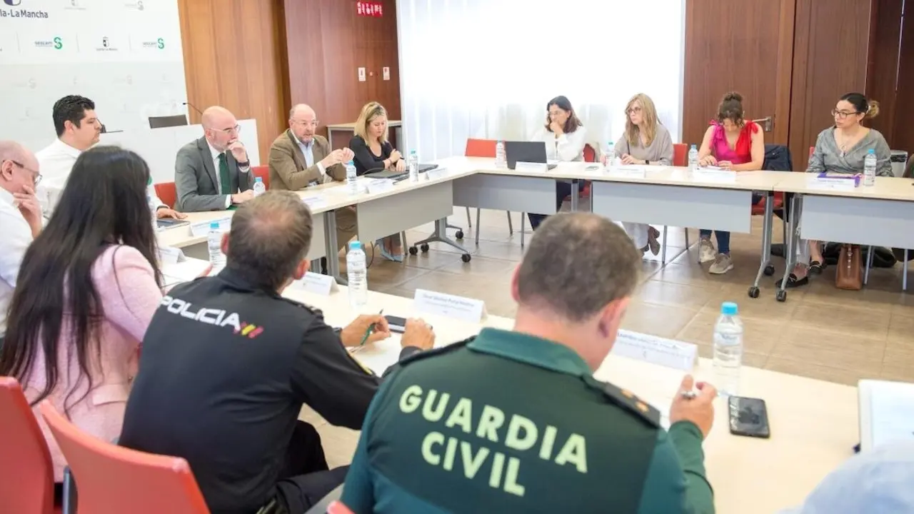 El director gerente del Sescam, Alberto Jara, preside la reunión del Pleno del Observatorio de la Violencia