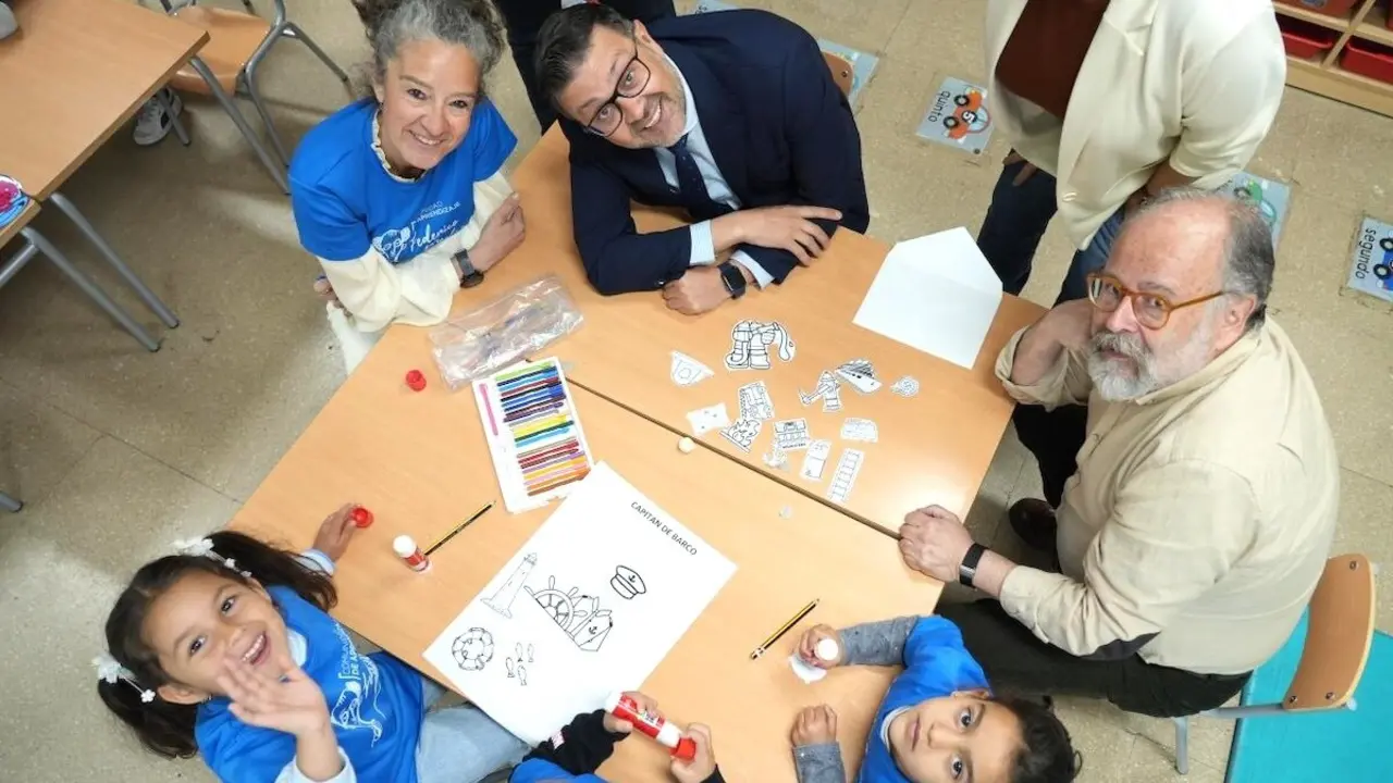 El consejero de Educación, Cultura y Deportes de Castilla-La Mancha, Amador Pastor, durante la visita que ha realizado al CEIP ´Federico Muelas´ de la ciudad de Cuenca