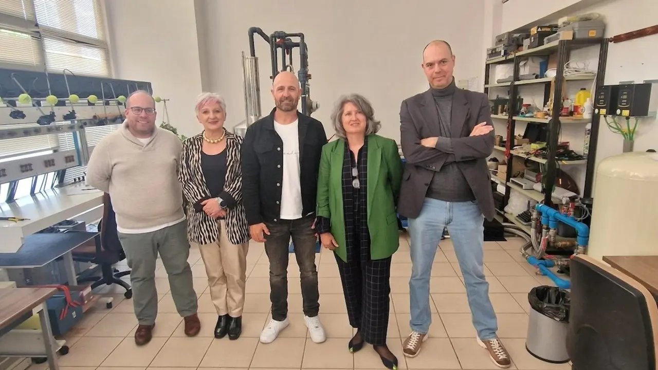 La consejera de Desarrollo Sostenible, Mercedes Gómez, durante la visita que ha llevado a cabo al laboratorio de control y verificación de contadores
