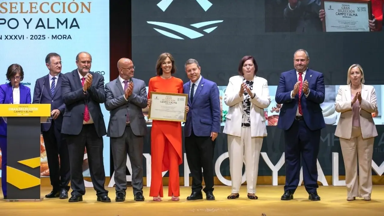 El presidente de Castilla-La Mancha, Emiliano García-Page, ha presidido en la localidad de Mora (Toledo) el acto de entrega de los Premios ´Gran Selección Campo y Alma 2025´