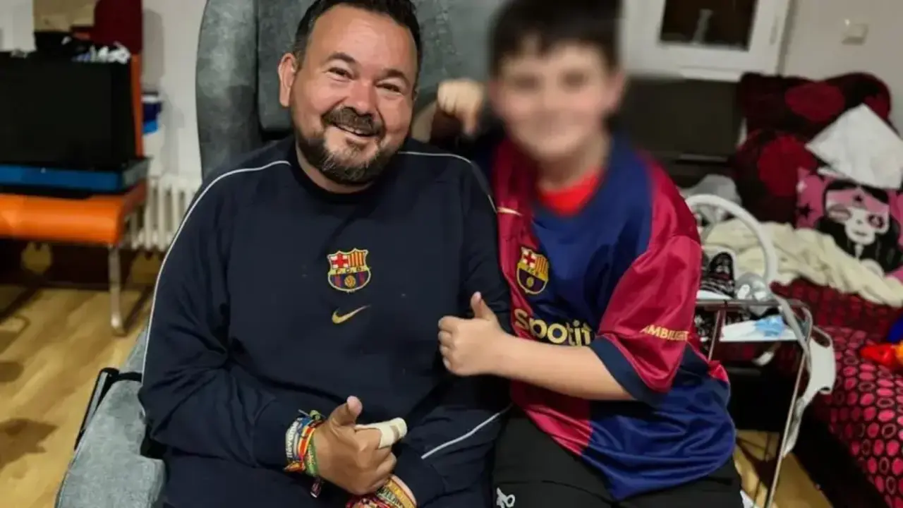 En la imagen el alcalde de La Roda (Albacete) y senador por Castilla-La Mancha, Juan Ramón Amores, junto a su hijo con la camiseta del Barça
