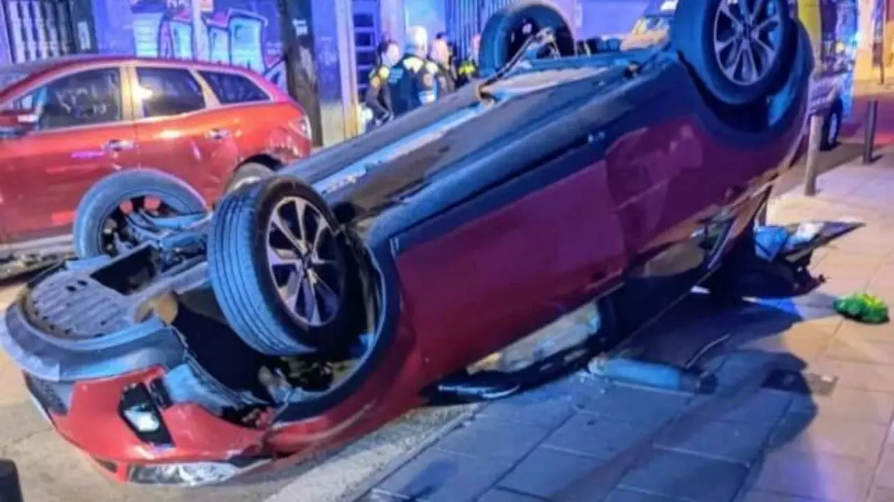Coge el coche ebrio y acaba arrollando a varios vecinos y volcado en una calle