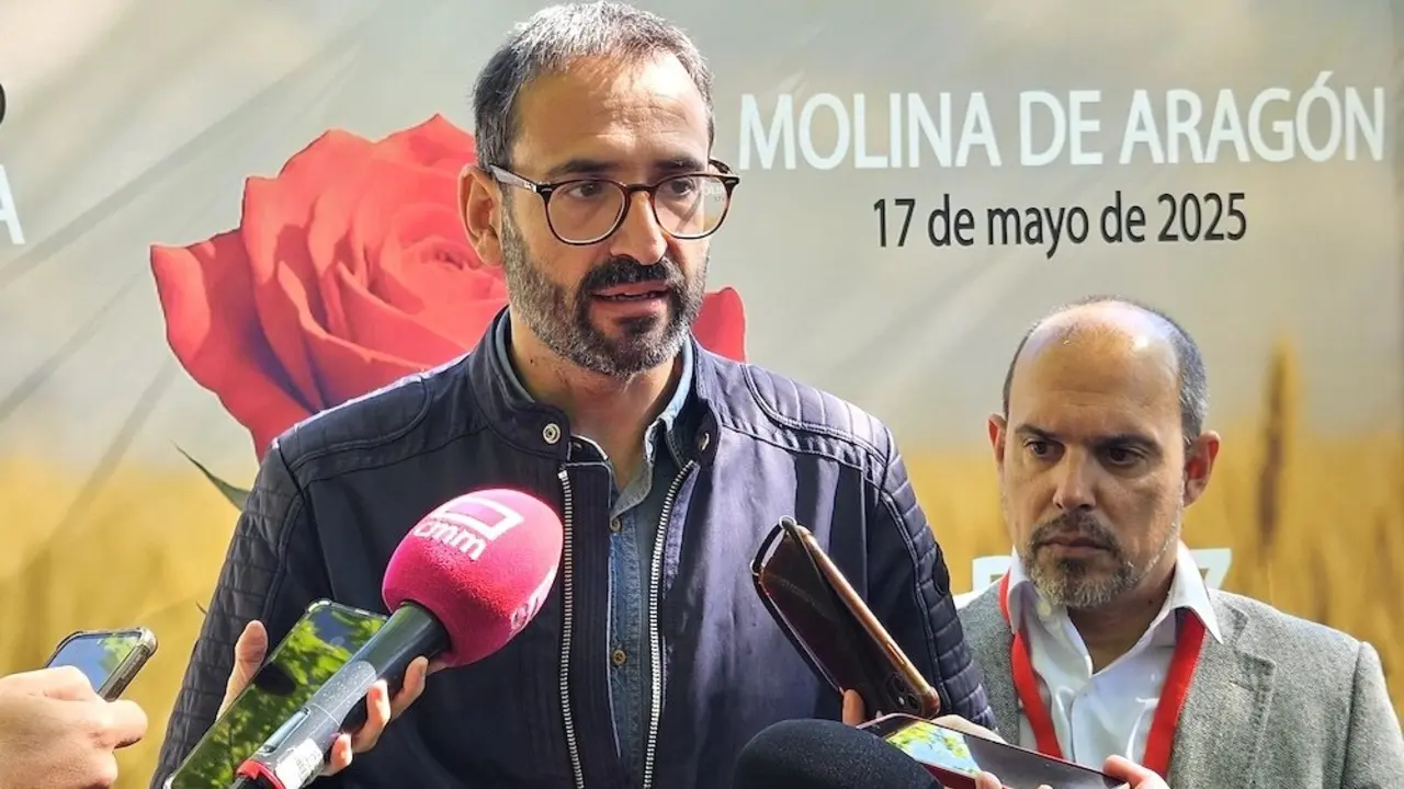 El secretario de Organización del PSOE de Castilla-La Mancha y diputado nacional, Sergio Gutiérrez, atendiendo a los medios este sábado en Molina de Aragón (Guadalajara)