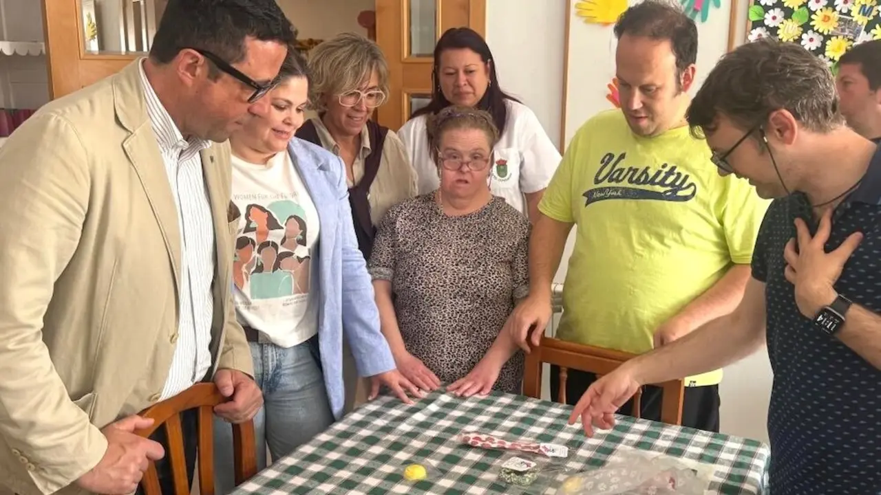 El director general de Discapacidad, Francisco José Armenta, durante la visita que ha realizado este sábado a la vivienda de apoyo residencial del Ayuntamiento de Consuegra (Toledo)