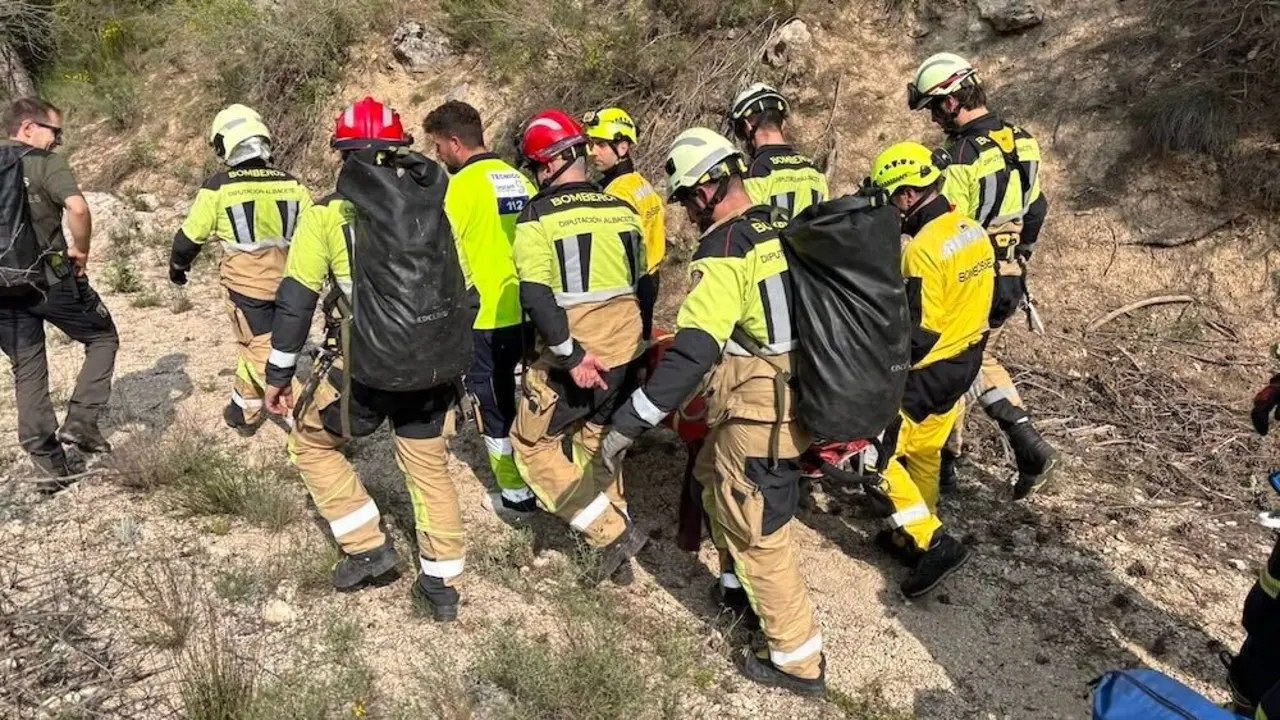 En la imagen los bomberos y sanitarios trasladando al helicóptero al accidentado, recate, accidente, caída, paraje,