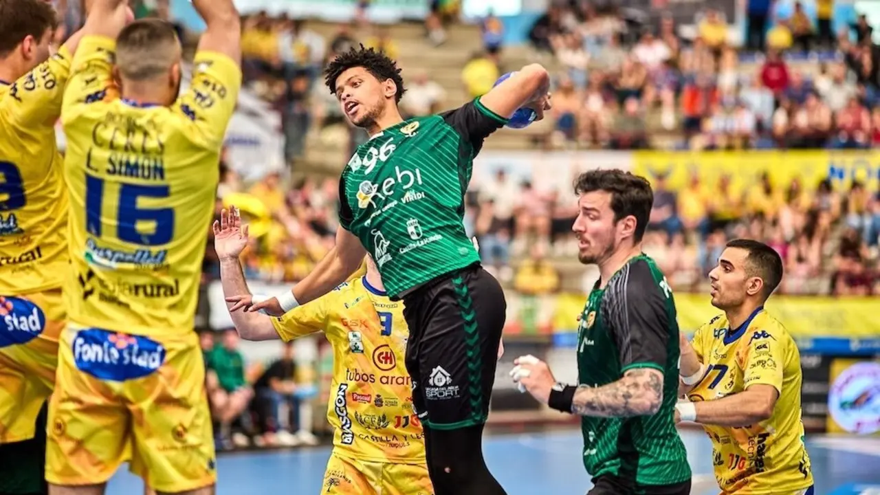 Villa de Aranda se aferra al triunfo con una pírrica victoria ante Cuenca (35-34) - Fotografía: Arcalle