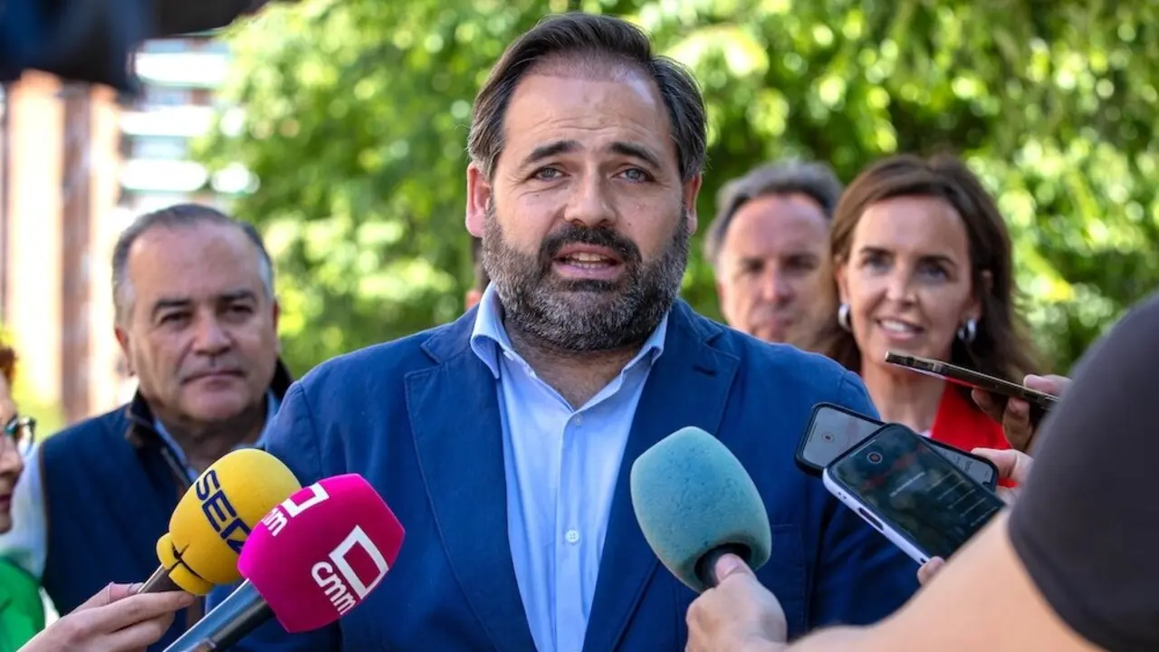 El presidente del PP de Castilla-La Mancha, Paco Núñez, atendiendo a los medios de comunicación este domingo en Talavera de la Reina (Toledo)
