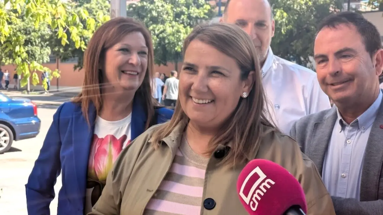 La presidenta de la Ejecutiva provincial del PSOE de Toledo, Tita García Élez, atendiendo a los medios este domingo en Talavera de la Reina (Toledo)