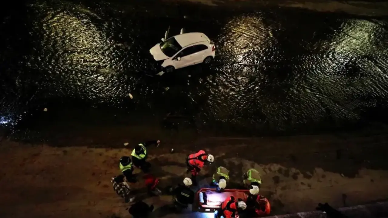 Imagen de archivo de un accidente con un turismo implicado caído en un río tras salirse de la vía