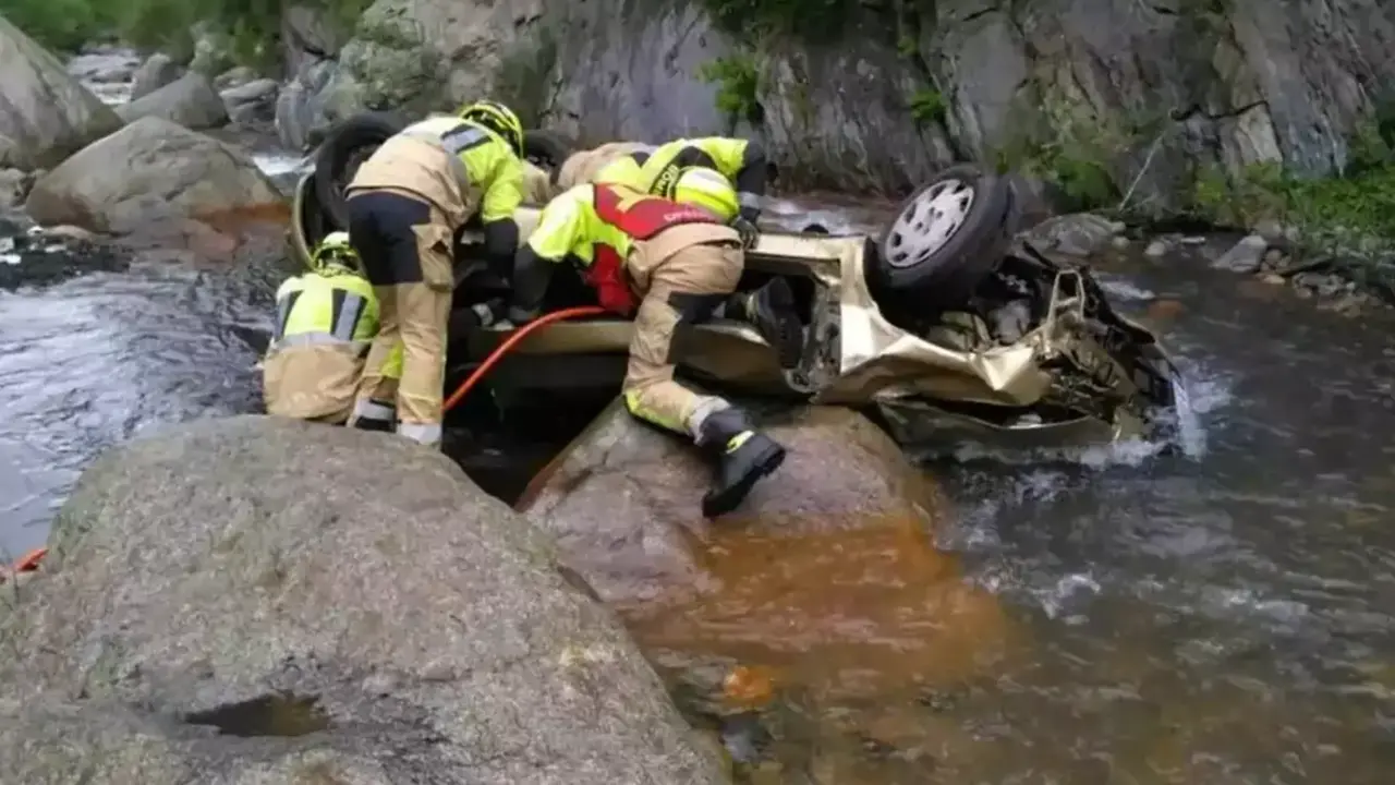 Muere un hombre al salirse de la vía su coche y caer pon desnivel a un arroyo, rio
