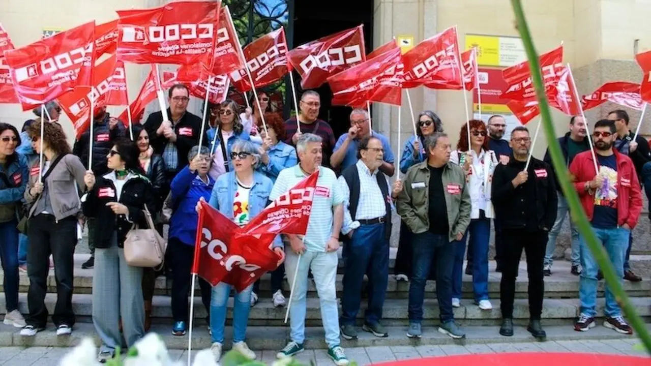 Los trabajadores de Extranjería paran dos horas para pedir más plantilla y mejoras