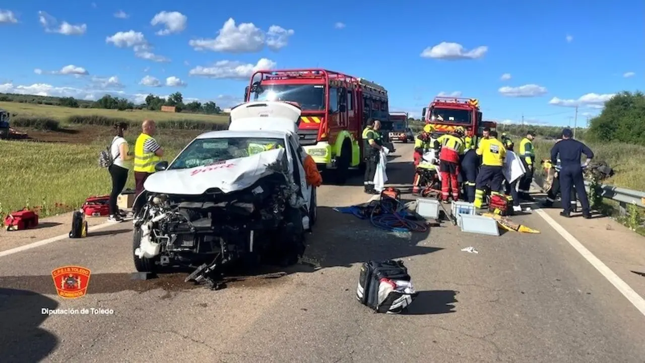 Muere una mujer y un herido grave en una colisión de dos coches en Menasalbas (Toledo)