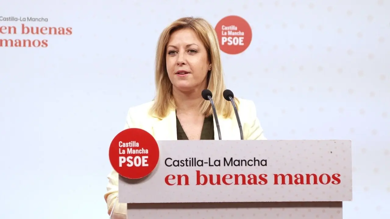 La portavoz del PSOE en las Cortes de Castilla-La Mancha, Ana Isabel Abengózar, durante la rueda de prensa que ha ofrecido en la sede de los socialistas en Toledo