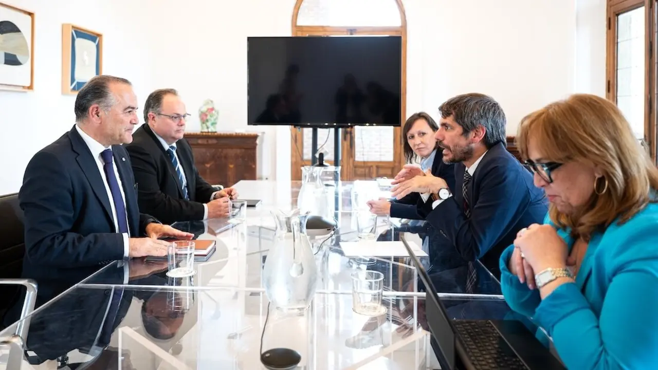 Reunión del ministro de Cultura, Ernest Urtasun, con el alcalde de Talavera de la Reina (Toledo), José Julián Gregorio, y la viceconsejera de Cultura de Castilla-La Mancha, Carmen Teresa Olmedo