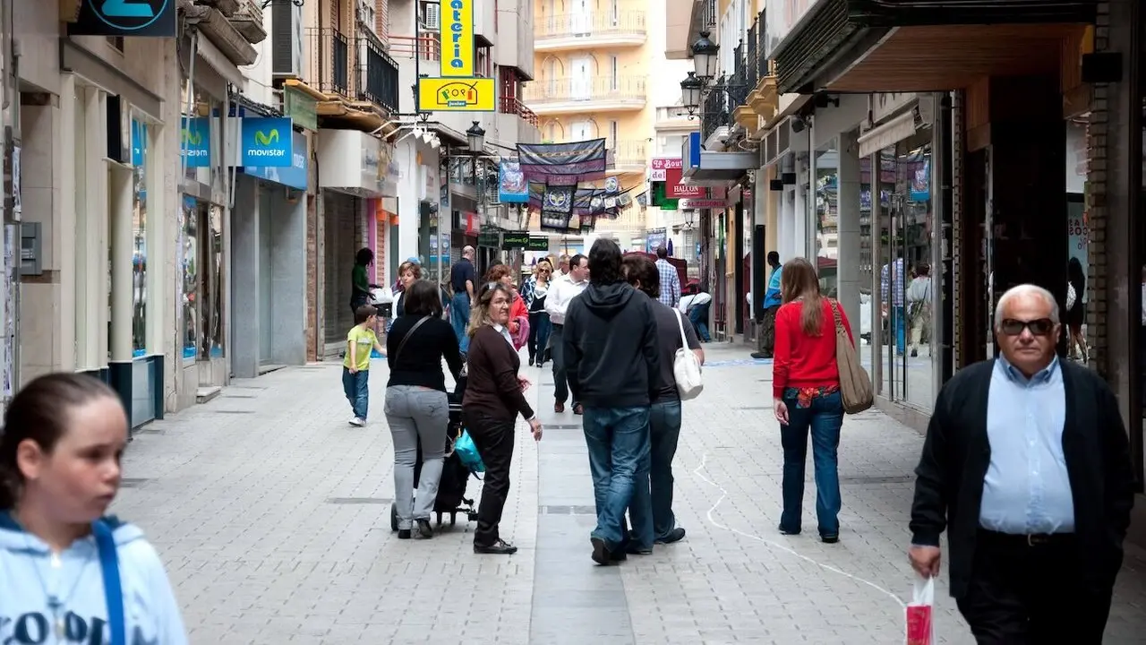 En la imagen de archivo una de las calles comerciales de Albacete, comercio local, población,