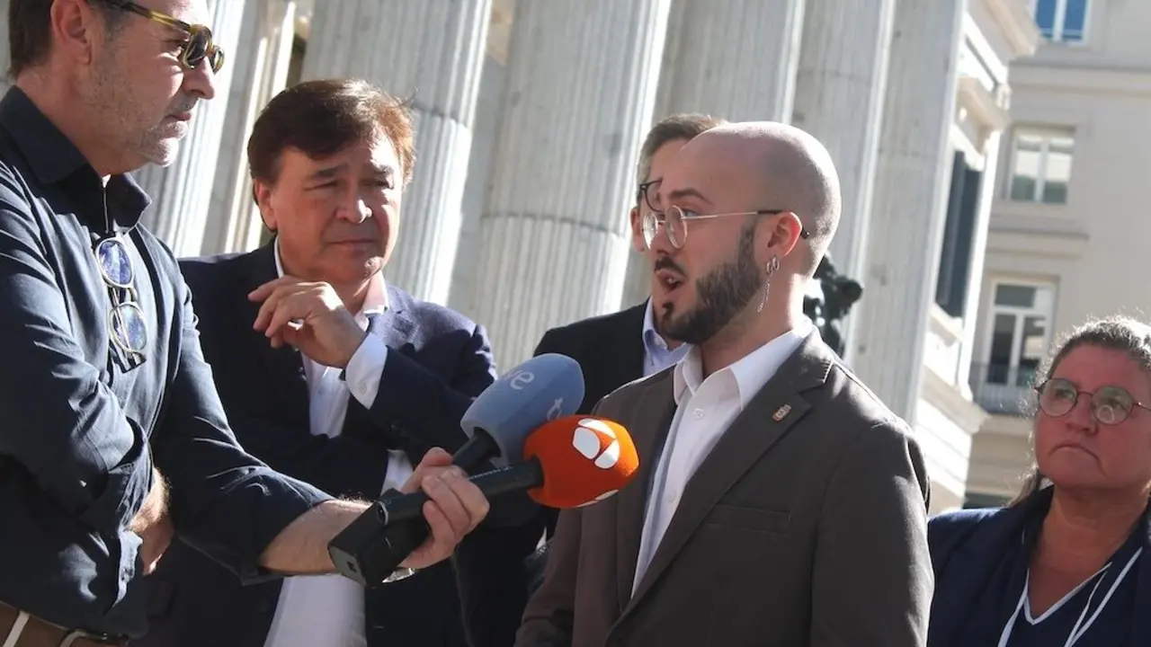 El coordinador de Cuenca Ahora, David Cardeñosa, en una imagen de archivo atendiendo a los medios a las puertas del Congreso