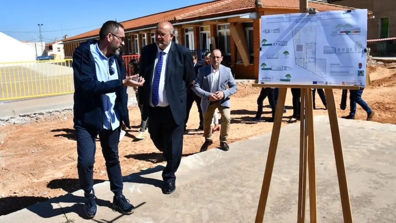 El vicepresidente primero del Gobierno de Castilla-La Mancha, José Luis Martínez Guijarro, ha visitado las obras de ejecución del Aula Mixta de Educación Infantil en el Centro Rural Agrupado (CRA) ‘Camino Real de Levante’, de El Peral (Cuenca)