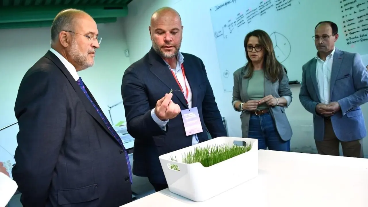 El vicepresidente primero del Gobierno de Castilla-La Mancha, José Luis Martínez Guijarro, ha asistido a la inauguración de las nuevas instalaciones de ‘Agrosemillas’ en la localidad conquense de El Peral