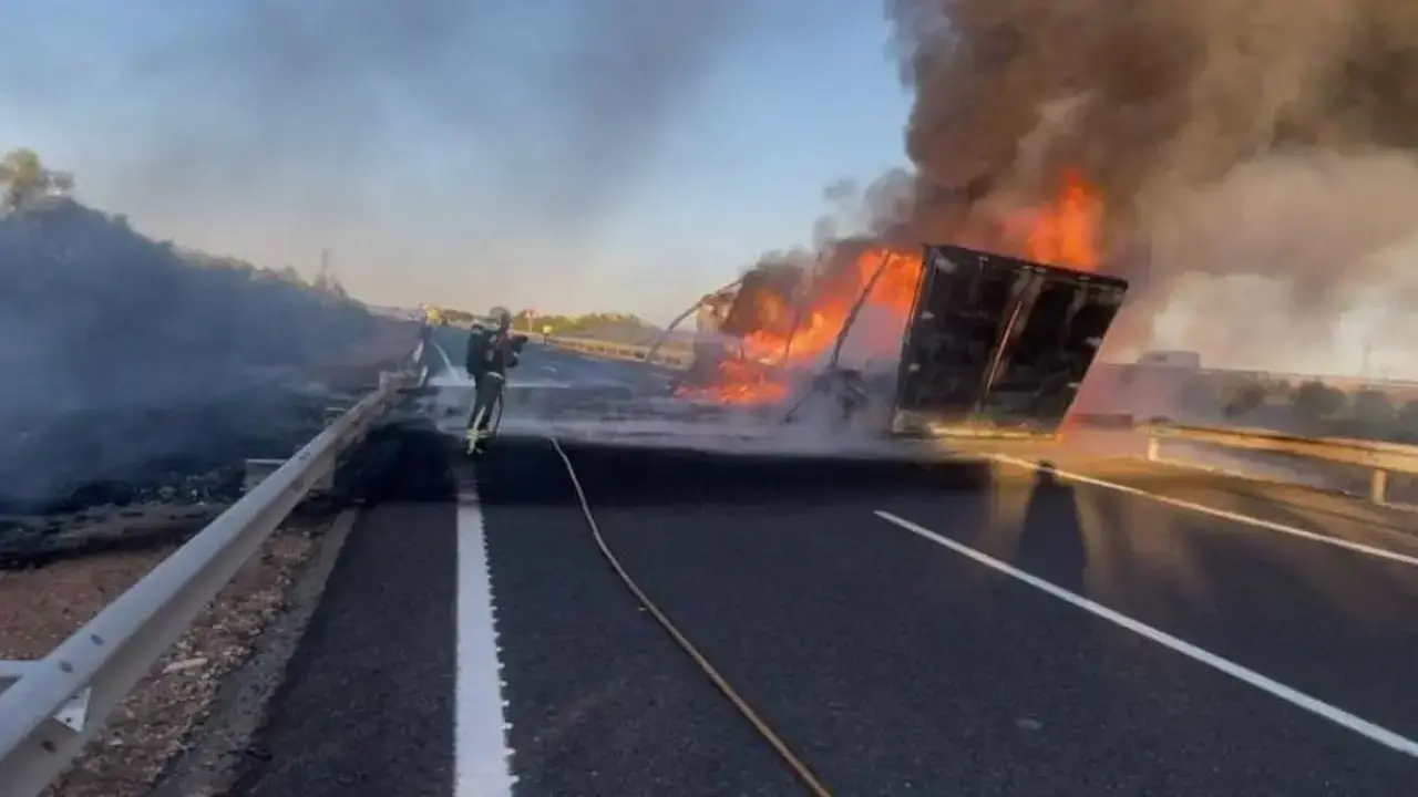 El incendio de un camión provoca el corte de la A-43 a la altura de Manzanares (Ciudad Real)