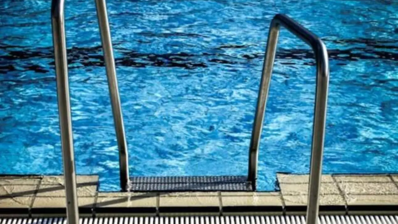 Una niña casi muere ahogada después de que su madre la dejara sola en una piscina
