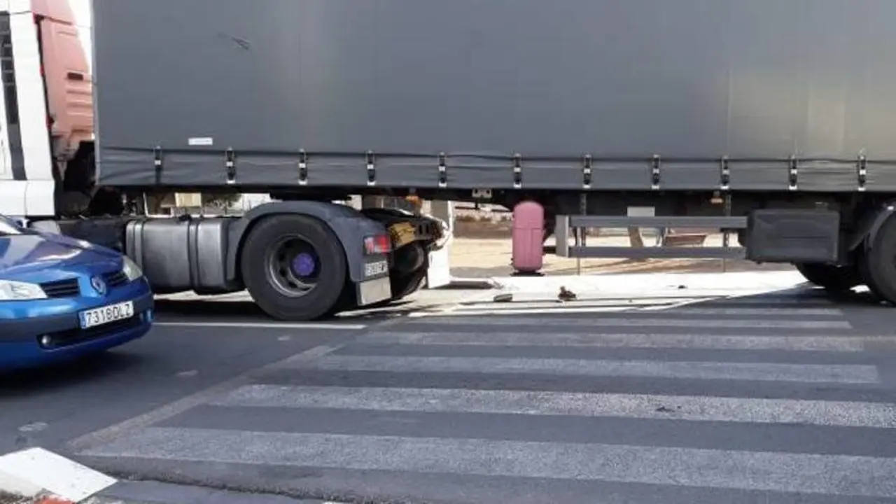 Muere un hombre al ser arrollado por un camión cuando caminaba por una calle