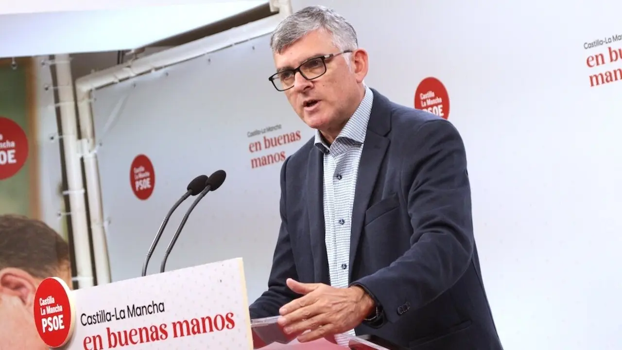 El presidente del PSOE en las Cortes de Castilla-La Mancha, Ángel Tomás Godoy, durante la rueda de prensa que ha ofrecido en la sede de los socialistas en Toledo