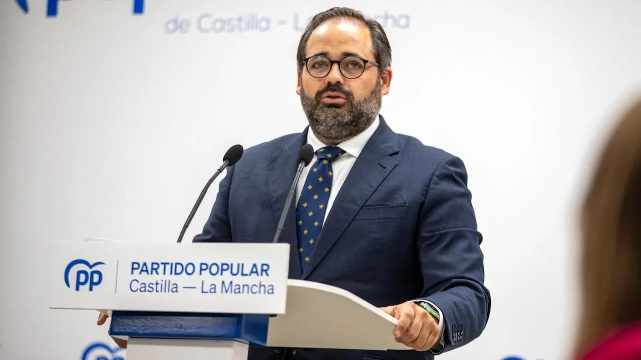 El presidente del PP de Castilla-La Mancha, Paco Núñez, durante la rueda de prensa que ha ofrecido en la sede de los 'populares' en Toledo