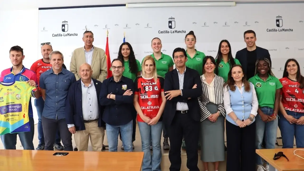 El vicepresidente segundo del Gobierno de Castilla-La Mancha, José Manuel Caballero, ha presentado el patrocinio deportivo del Gobierno regional con el Balonmano Caserío y los clubes de balonmano femenino de Pozuelo de Calatrava y Bolaños de Calatrava (Ciudad Real)
