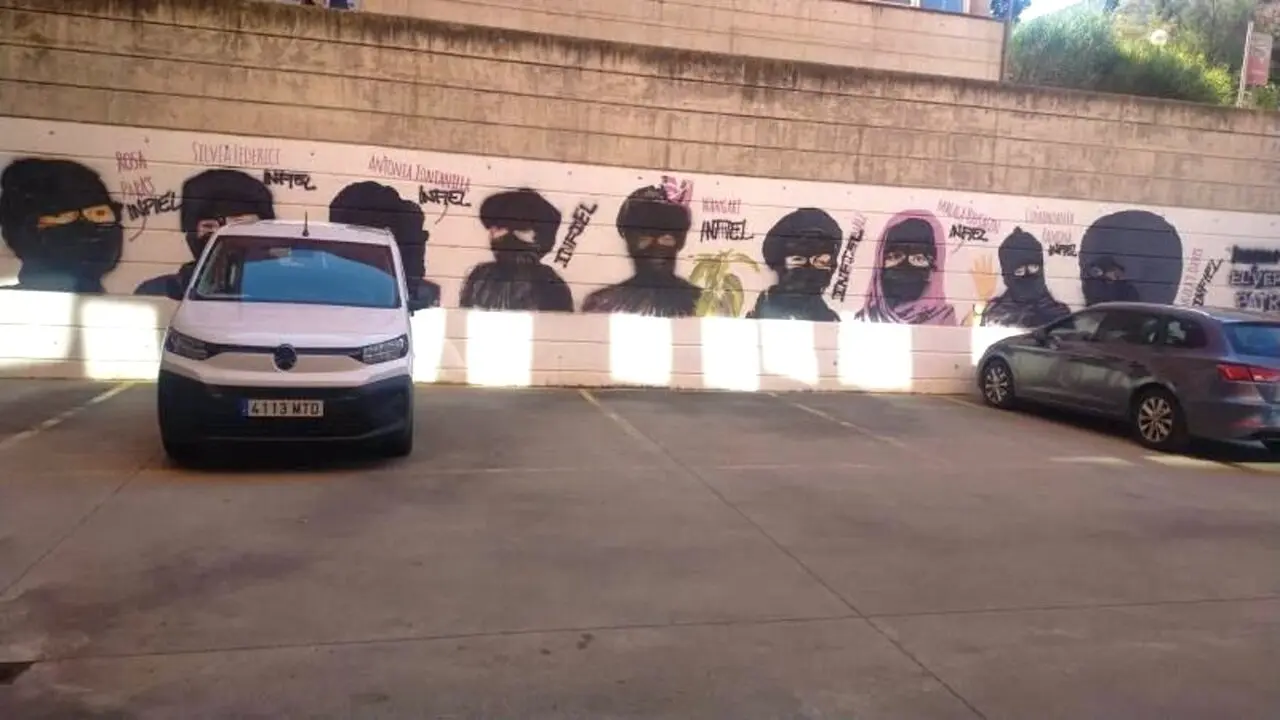 Ataque islamófobo al mural dedicado a las mujeres históricas de la Facultad de Trabajo Social de Cuenca