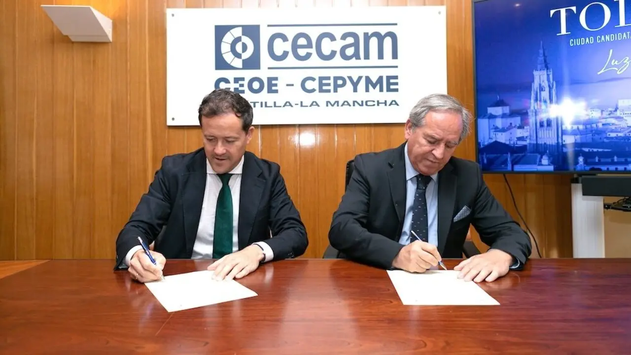 El alcalde de Toledo,Carlos Velázquez, y el presidente de la Confederación Regional de Empresarios de Castilla-La Mancha (Cecam), Ángel Nicolás