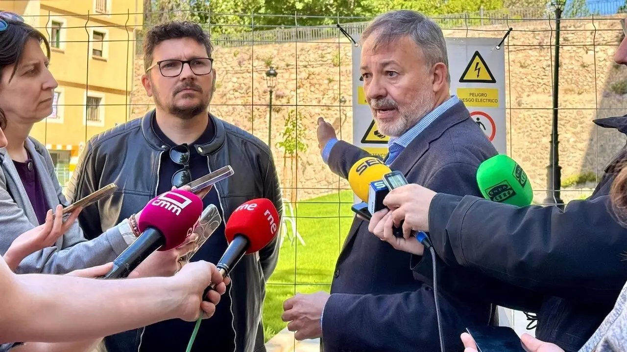 El alcalde de Cuenca, Darío Dolz, atendiendo a los medios de comunicación