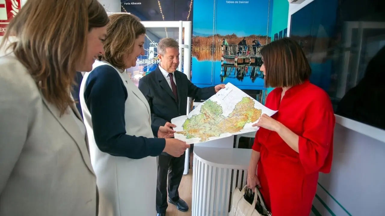 El presidente de Castilla-La Mancha, Emiliano García-Page, visita en Oporto la Unidad Móvil de Turismo Castilla-La Mancha, instalada en esta ciudad con motivo de Farcama Primavera Porto 2025