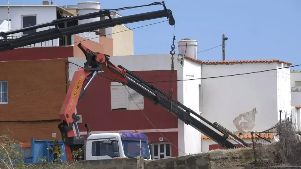 Grúa que cayó encima del fallecido cuando visitaba las obras de su vivienda - Fotografía: Andrés Cruz/LPR