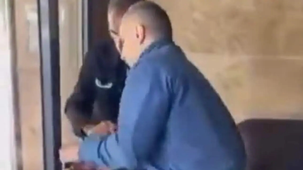 VIDEO. Los ladrones atrapados y grabados por los vecinos tras robar en un edificio