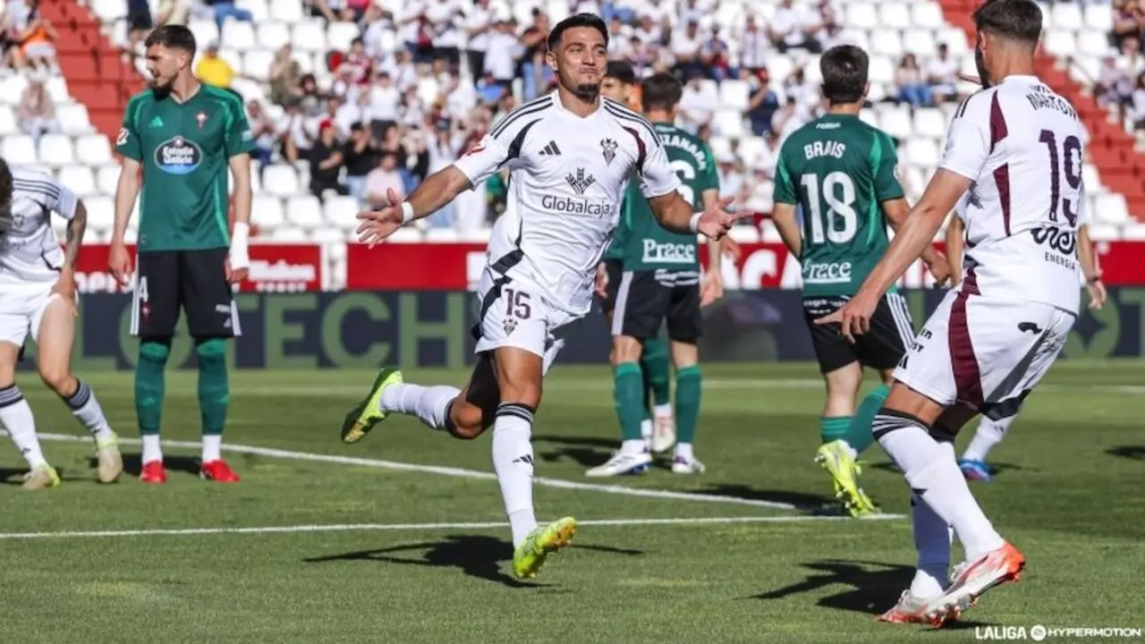 El Albacete despide la temporada en casa con triunfo ante un Racing con 9 (2-0)