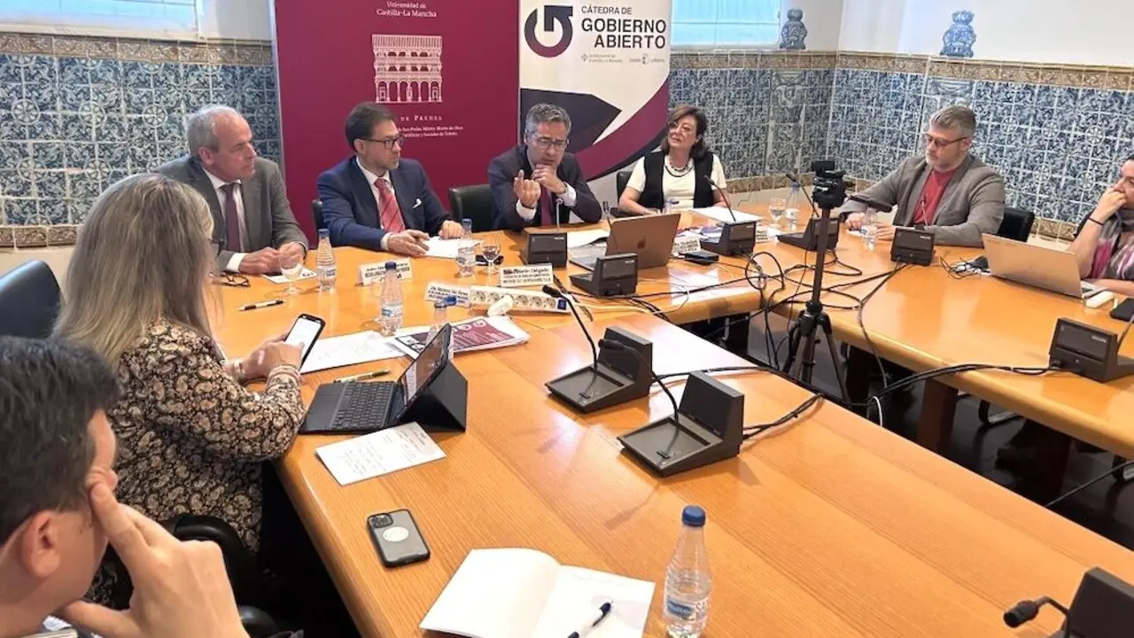 El director de la Oficina de Transparencia, Participación e Integridad, Julio García, ha participado en el Seminario ‘Gobierno Abierto y Contratación Pública’ organizado por la Cátedra Gobierno Abierto