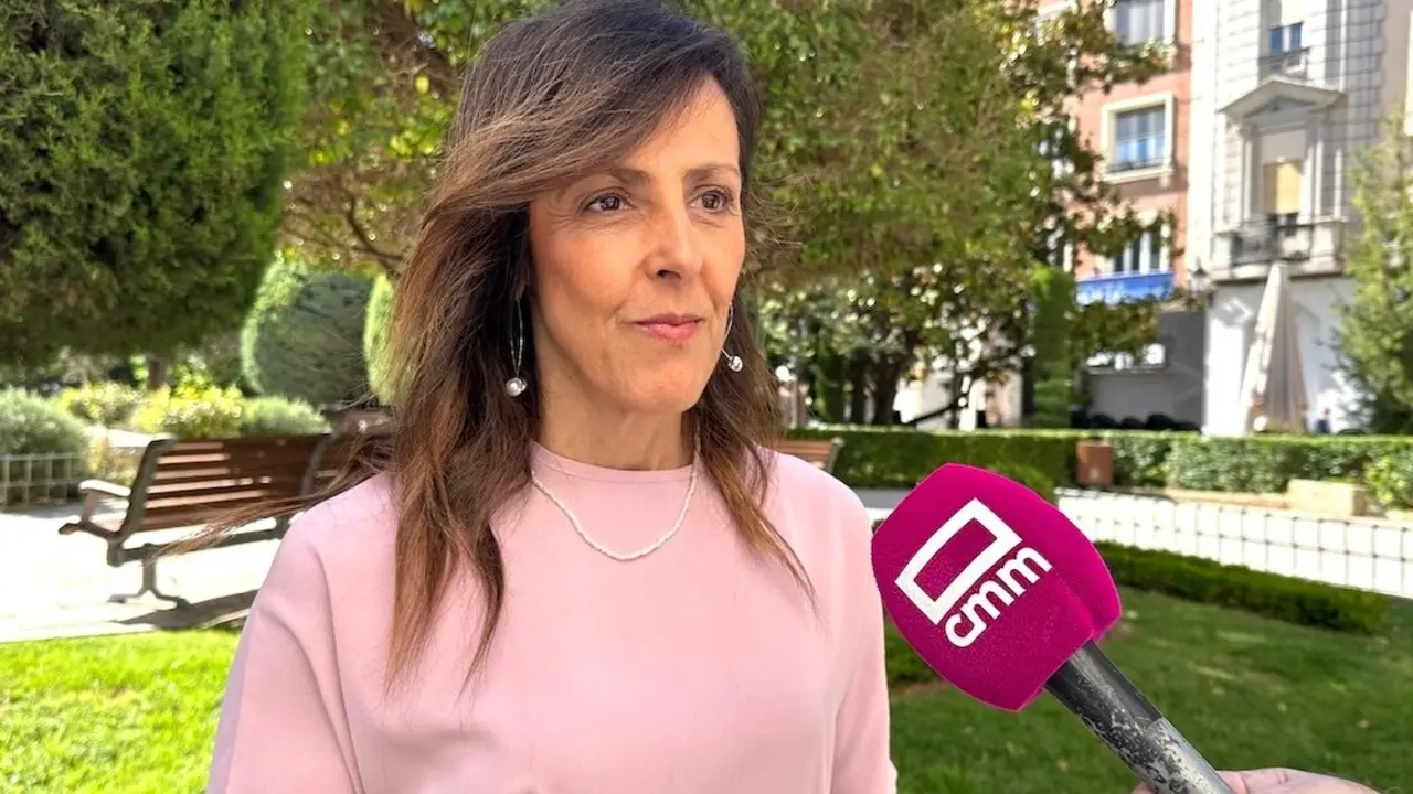 La diputada regional del PP, María Gil, atendiendo a los medios de comunicación este domingo en Albacete