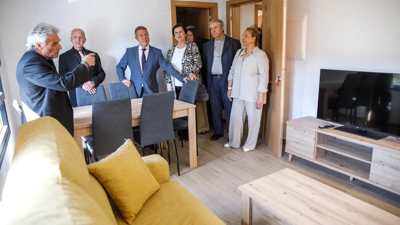 El presidente de Castilla-La Mancha, Emiliano García-Page, inaugura el nuevo ‘Centro Belén’ para familias sin hogar que gestiona Cáritas Diocesana en Guadalajara