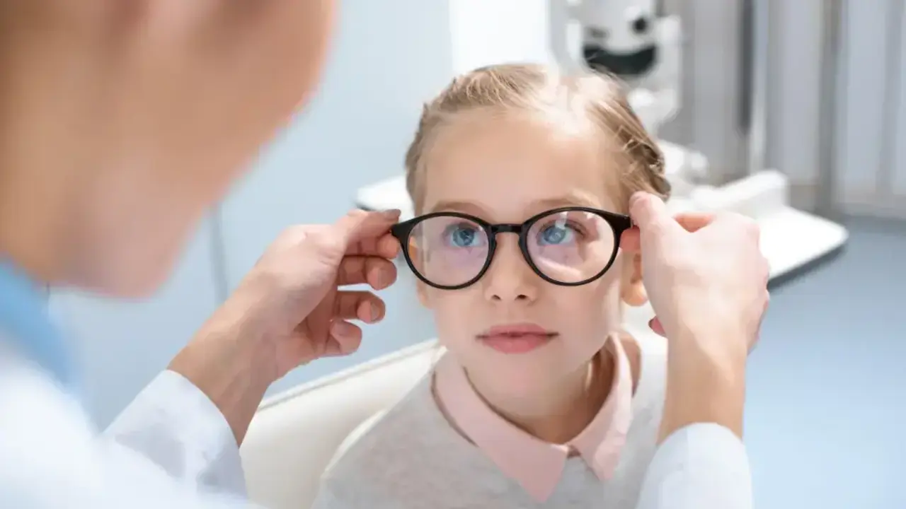 Sánchez anuncia una ayuda de 100 euros para todos los niños que necesitan gafas o lentillas