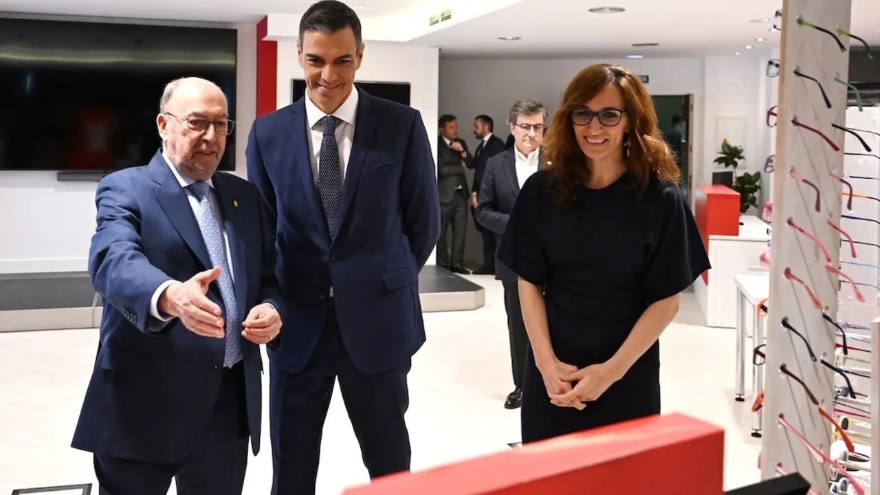 Pedro Sánchez anuncia una ayuda de 100 euros para todos los niños que necesitan gafas o lentillas