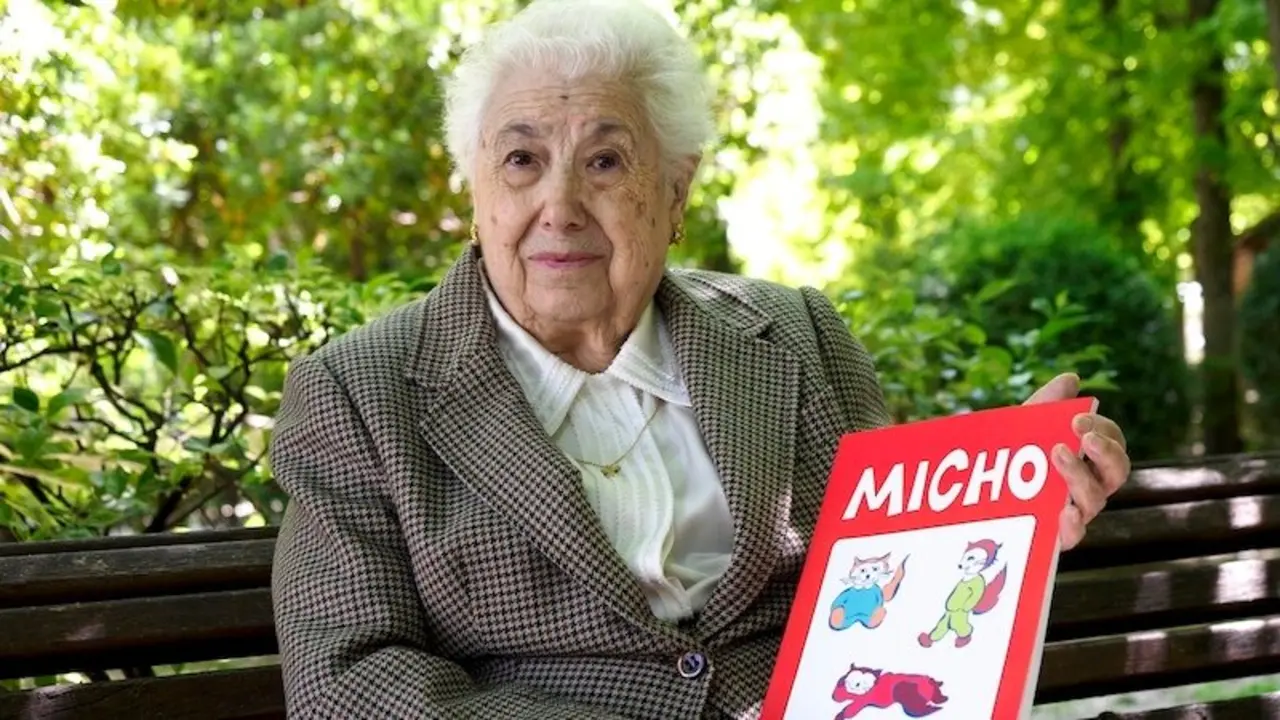 Una de las creadoras de las cartillas de lectoescritura castellana 'Micho' que han ayudado, desde Cuenca, a miles de niños desde 1981, fecha de la primera edición, posa con motivo de su nombramiento este próximo 31 de mayo, como Hijas Predilectas de Castilla-La Mancha Felisa García, Pilar Martínez-Belinchón y María Isabel Sahuquillo, ésta última a título póstumo - EFE/ Álvaro del Olmo