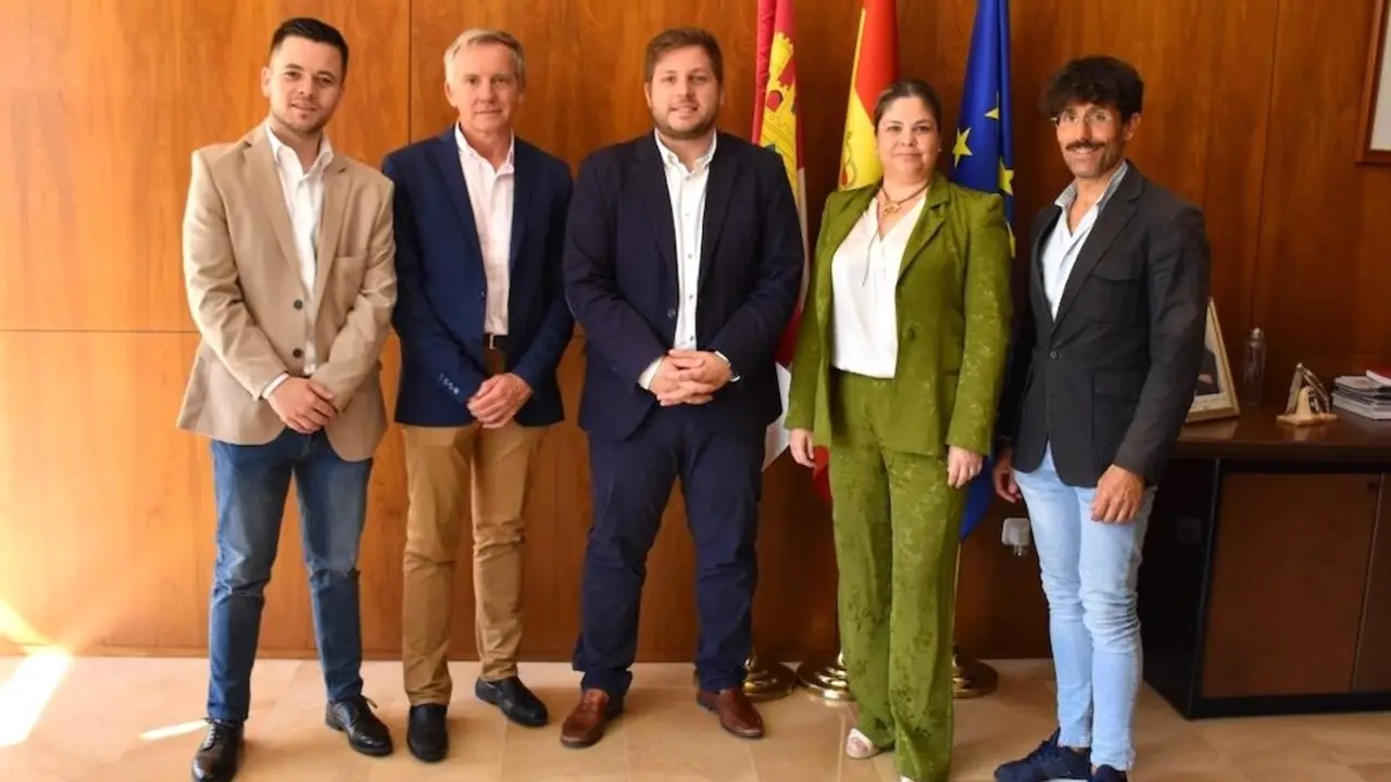 El consejero de Fomento, Nacho Hernando, se ha reunido con la alcaldesa de Consuegra, María Luisa Rodríguez, en un encuentro al que también han asistido los diputados regionales, José Antonio Contreras y Álvaro Toconar, y el delegado de Fomento en Toledo, Jorge Moreno