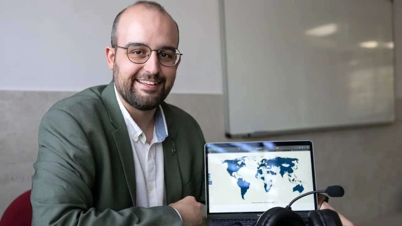 Víctor Ballesteros (Puertollano, 1997), profesor de Filosofía en su ciudad natal y creador de un pódcast que se encuentra entre los más compartidos de Spotify a nivel mundial, con escuchas en más de ochenta países - EFE/Jesús Monroy