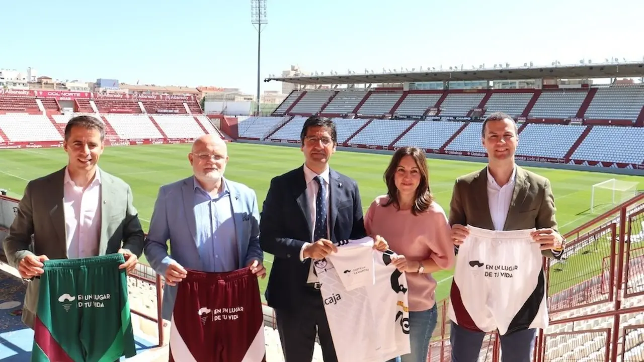 El vicepresidente segundo del Gobierno de Castilla-La Mancha, José Manuel Caballero, ha mantenido un encuentro con el Albacete Balompié, en el estadio Carlos Belmonte, para formalizar la colaboración entre el club y el Gobierno regional para la promoción turística de la región
