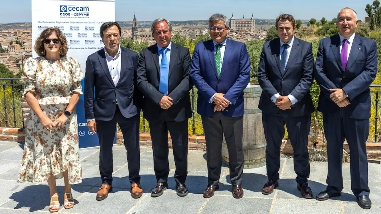 El presidente de la Confederación de Empresarios de Castilla-La Mancha (Cecam), Ángel Nicolás (c), tras la asamblea general extraordinaria electoral de la Cecam, en la que ha sido reelegido en el cargo, este martes en Toledo - EFE/Ángeles Visdómine