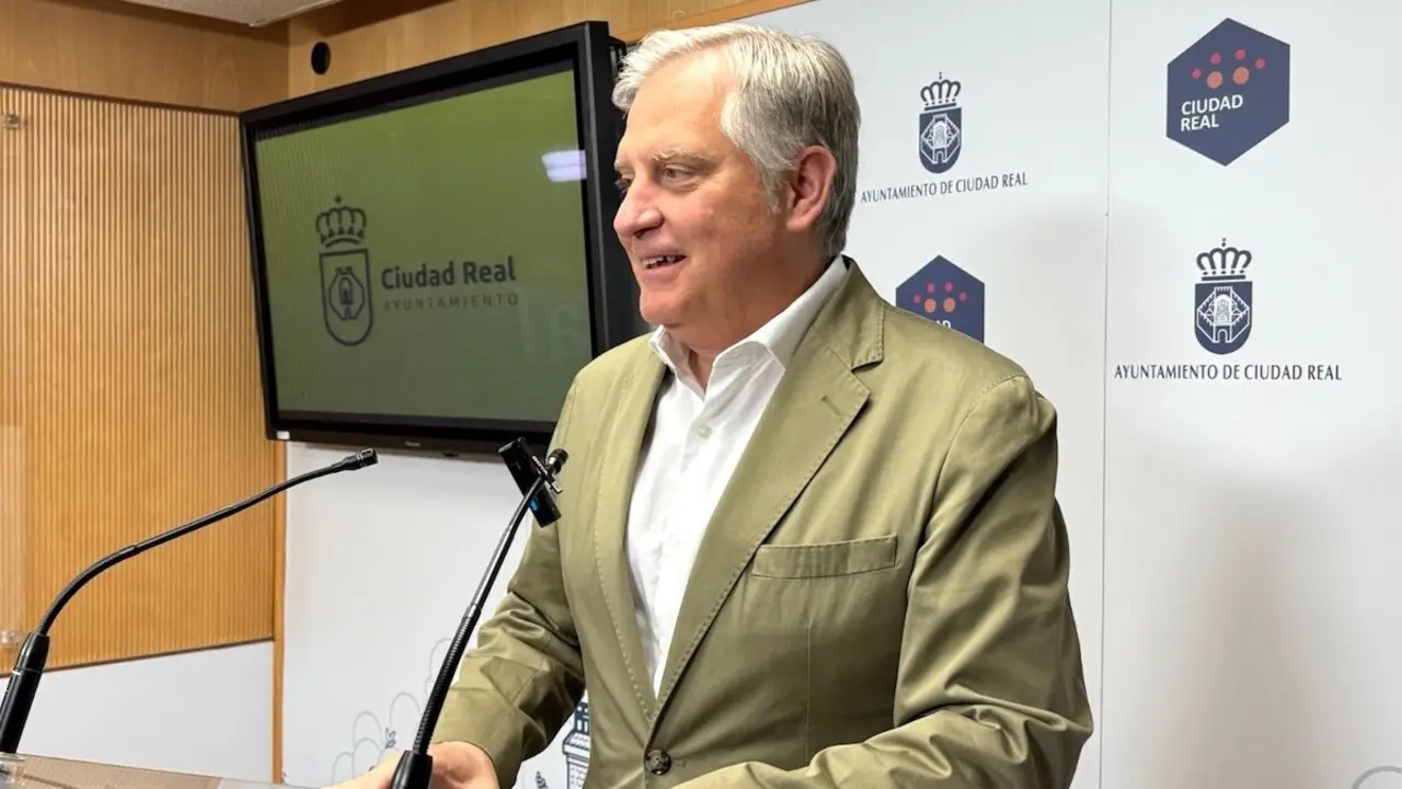 El alcalde de Ciudad Real, Francisco Cañizares, durante la rueda de prensa que ha ofrecido en el Consistorio